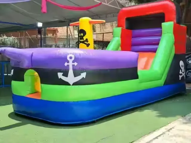 Renta de inflable grande Barco Pirata con tobogán montado en un evento infantil al aire libre en CDMX