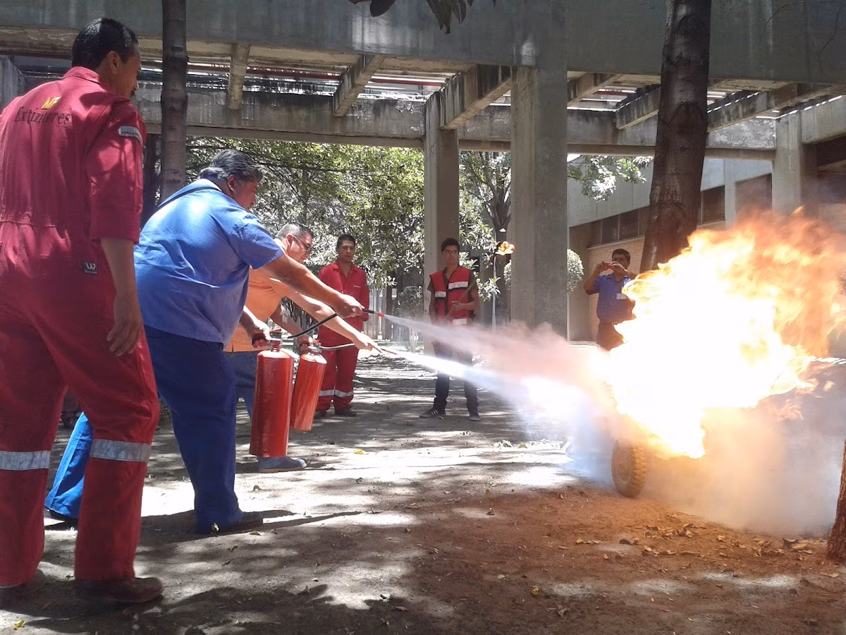 Capacitación en uso correcto de extintores al personal — Equipos y Servicios MF, Gustavo A. Madero · CDMX